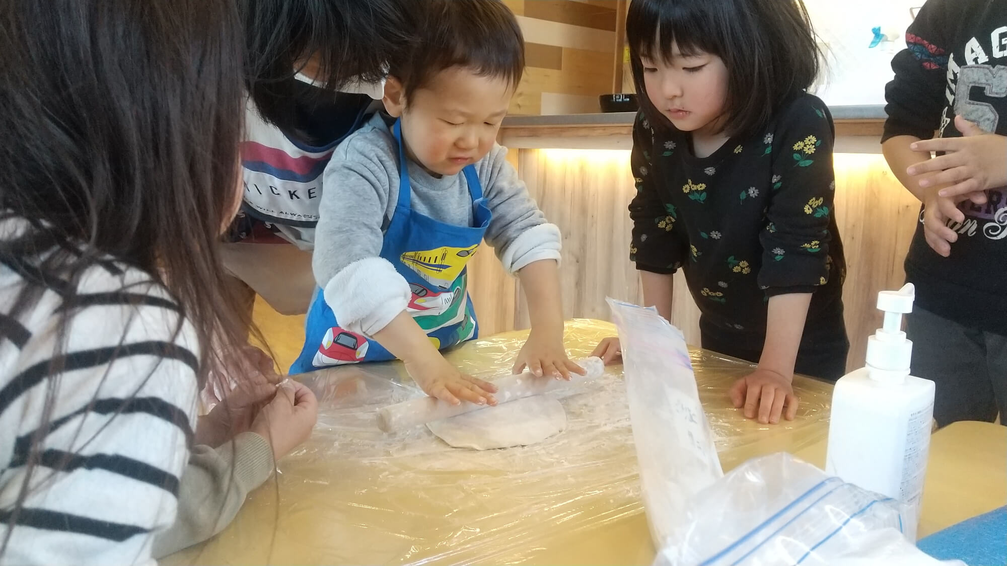 小麦粉をこねる子ども