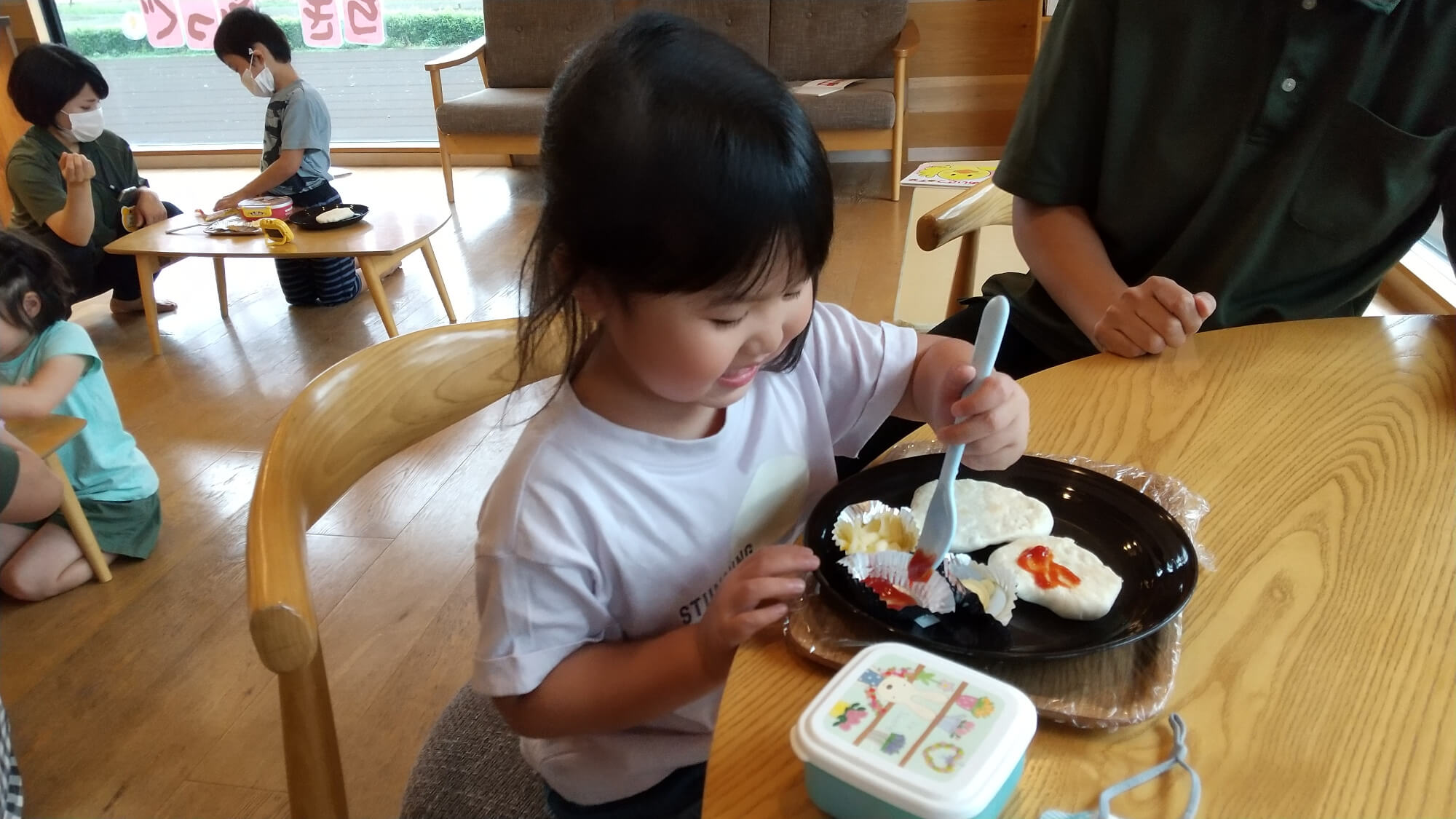 自分たちで作ったピザを食べる子ども