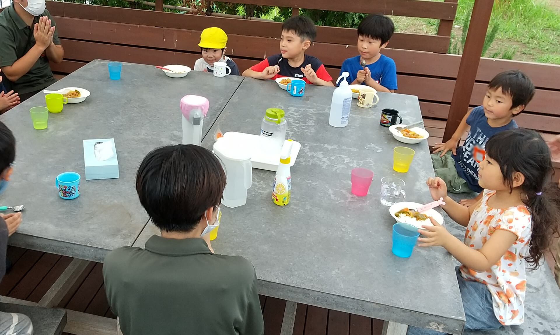 カレーを食べる子どもたち