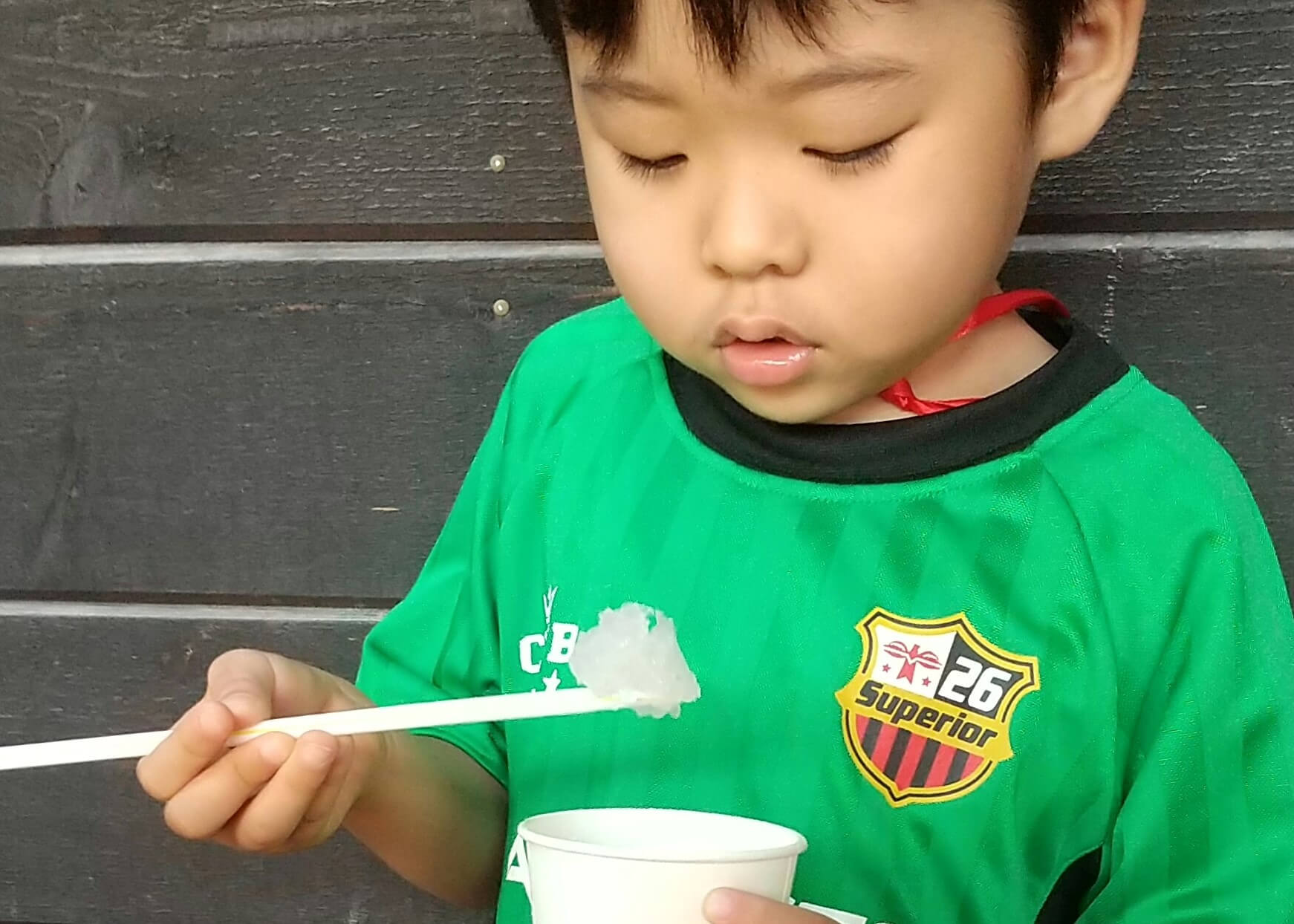 かき氷を食べる子ども