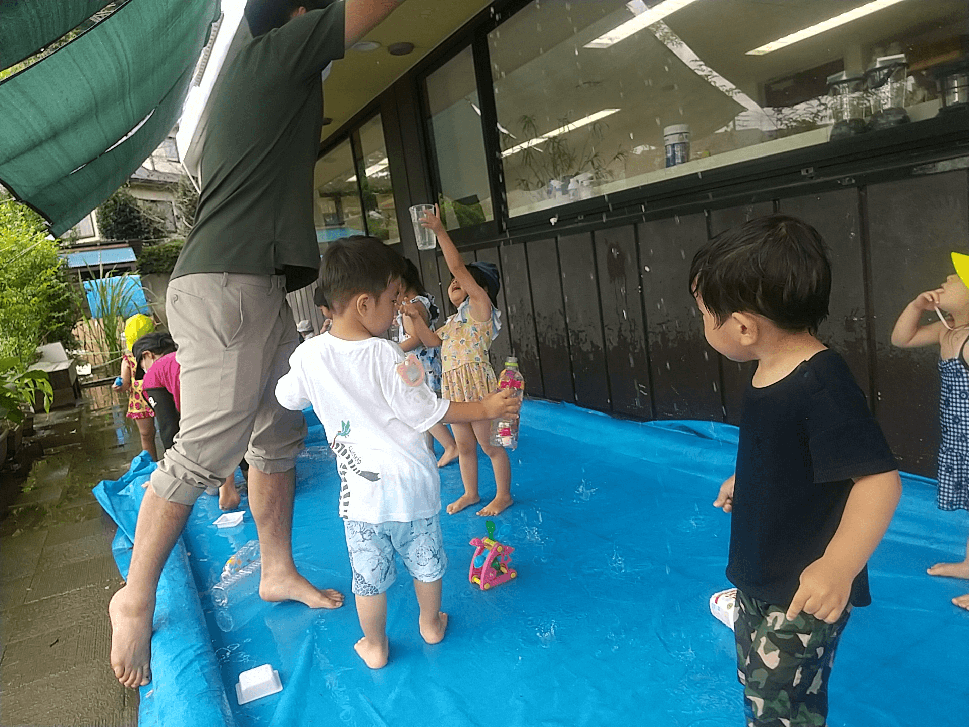 水遊びする子どもたち