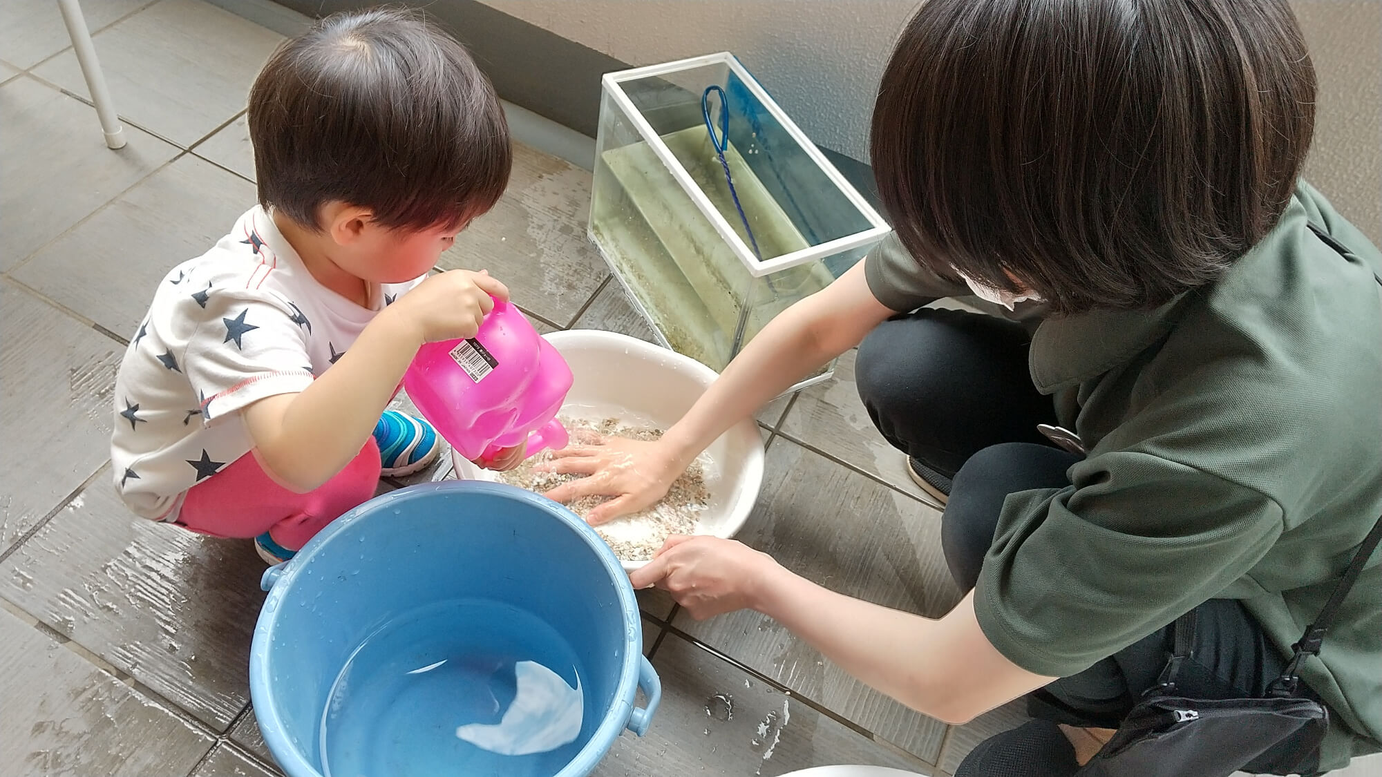 水槽の掃除をする様子