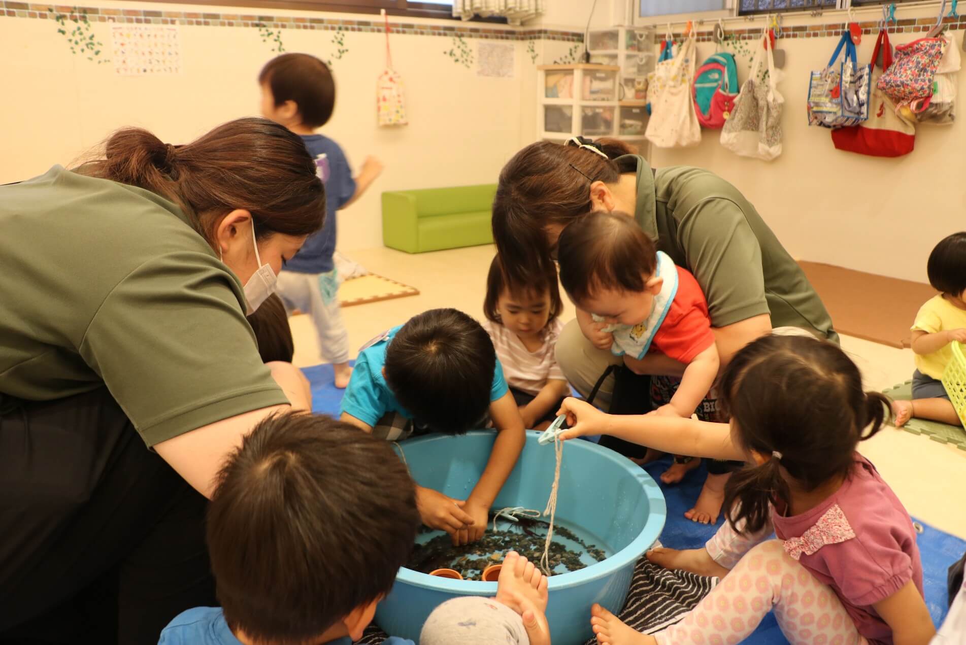 初めてザリガニを見る0歳児