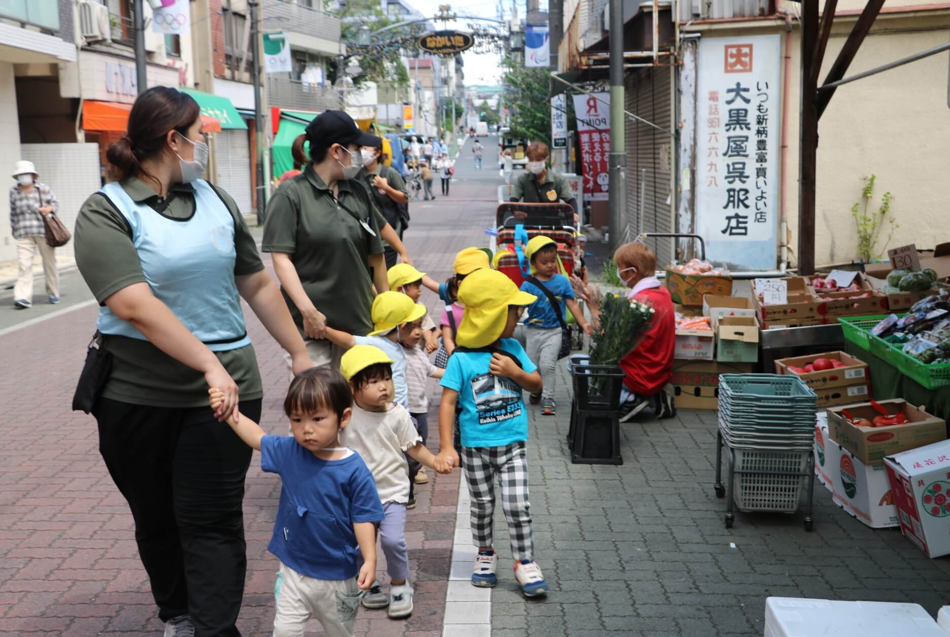 商店街の人にあいさつ