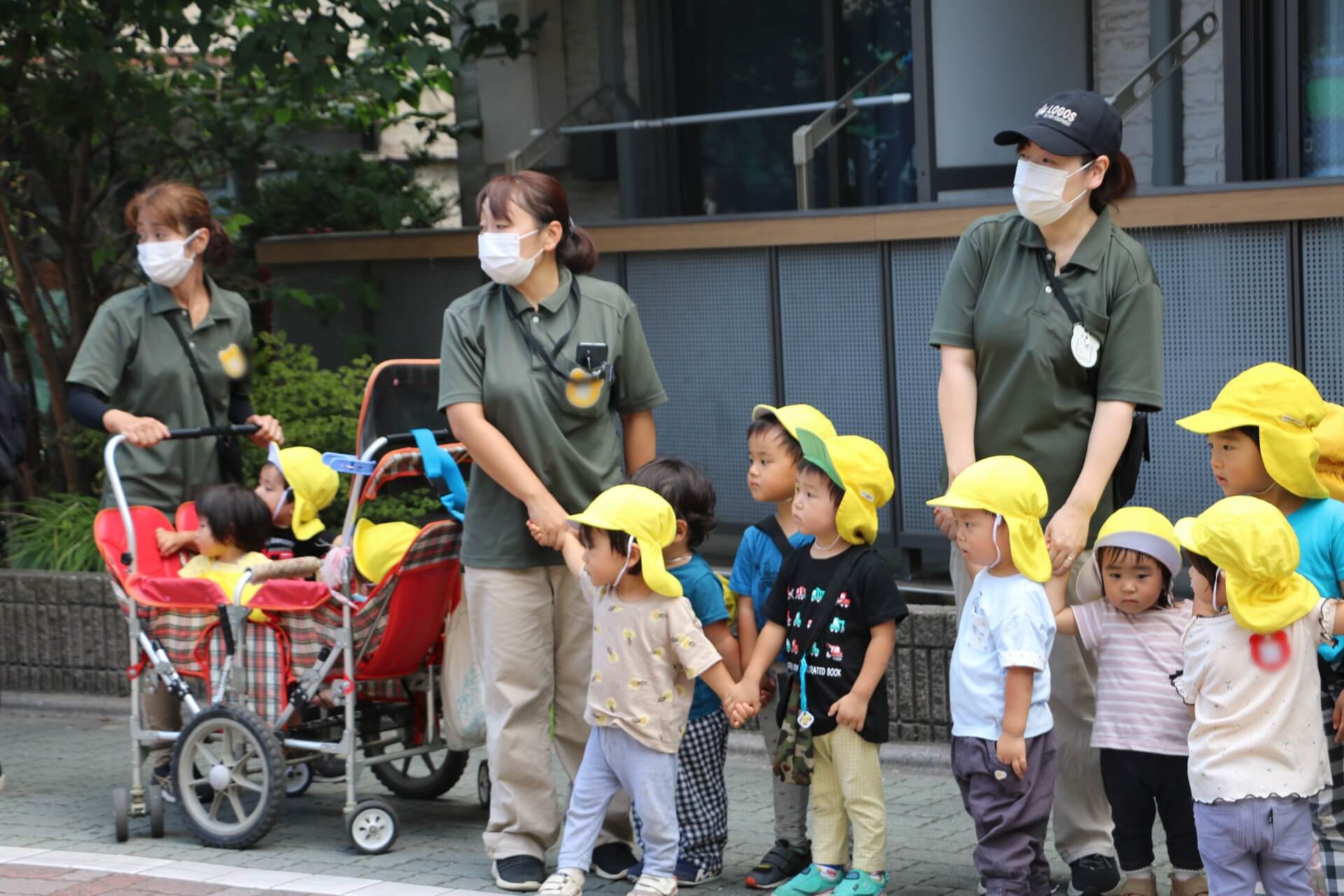 ミキサー車にくぎ付けの子どもたち