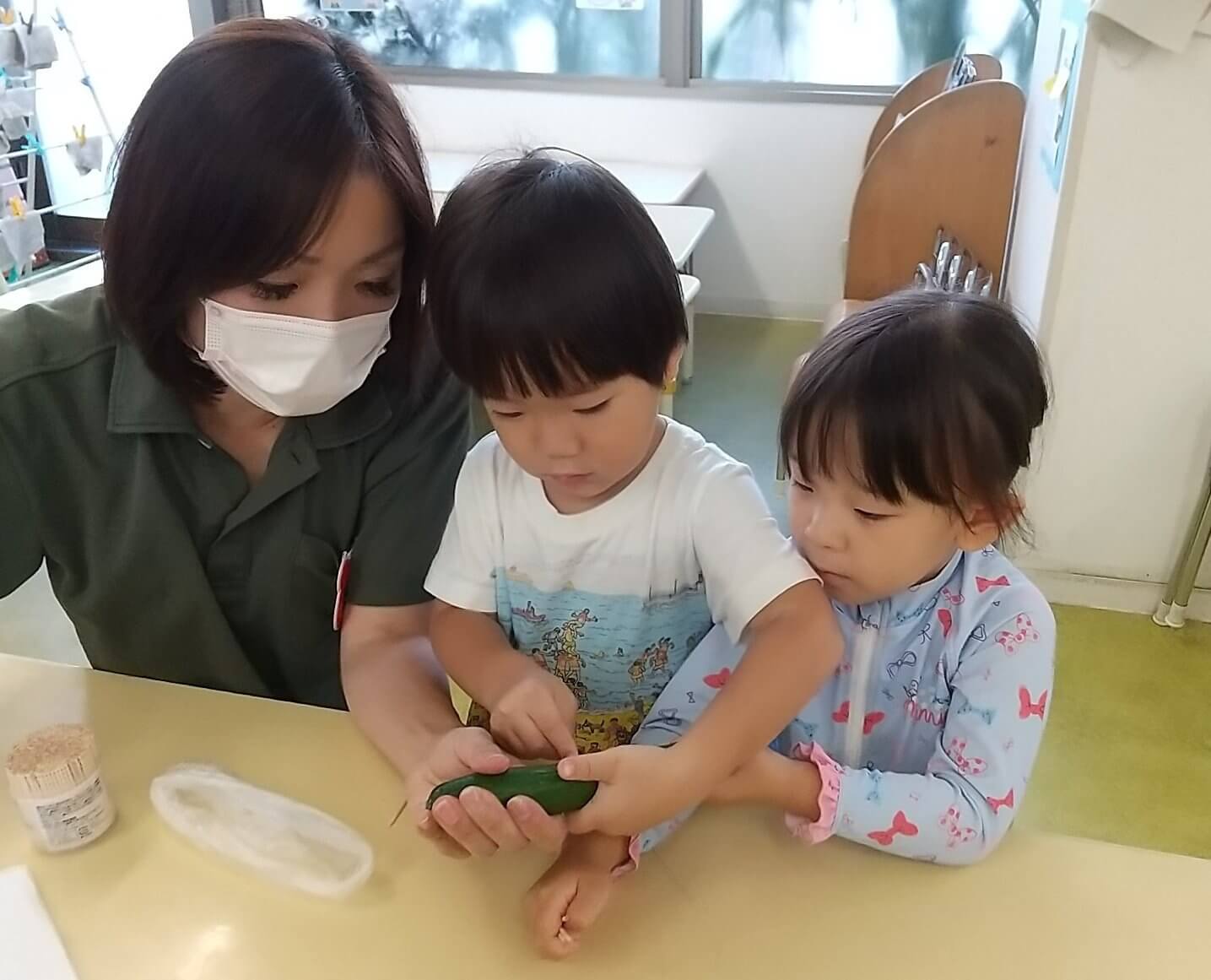 お供え物を作る子どもたち。左が松下施設長