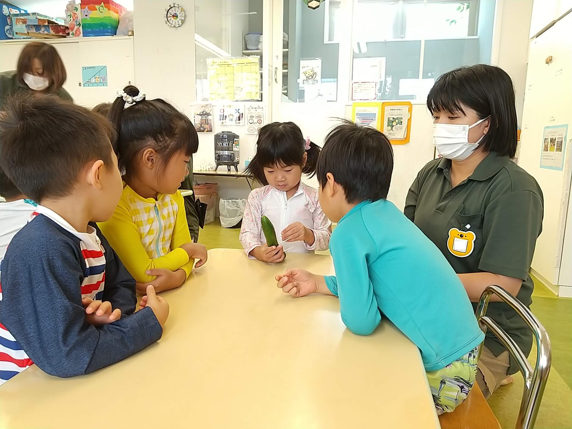 子どもたちを見守る本間さん（右）