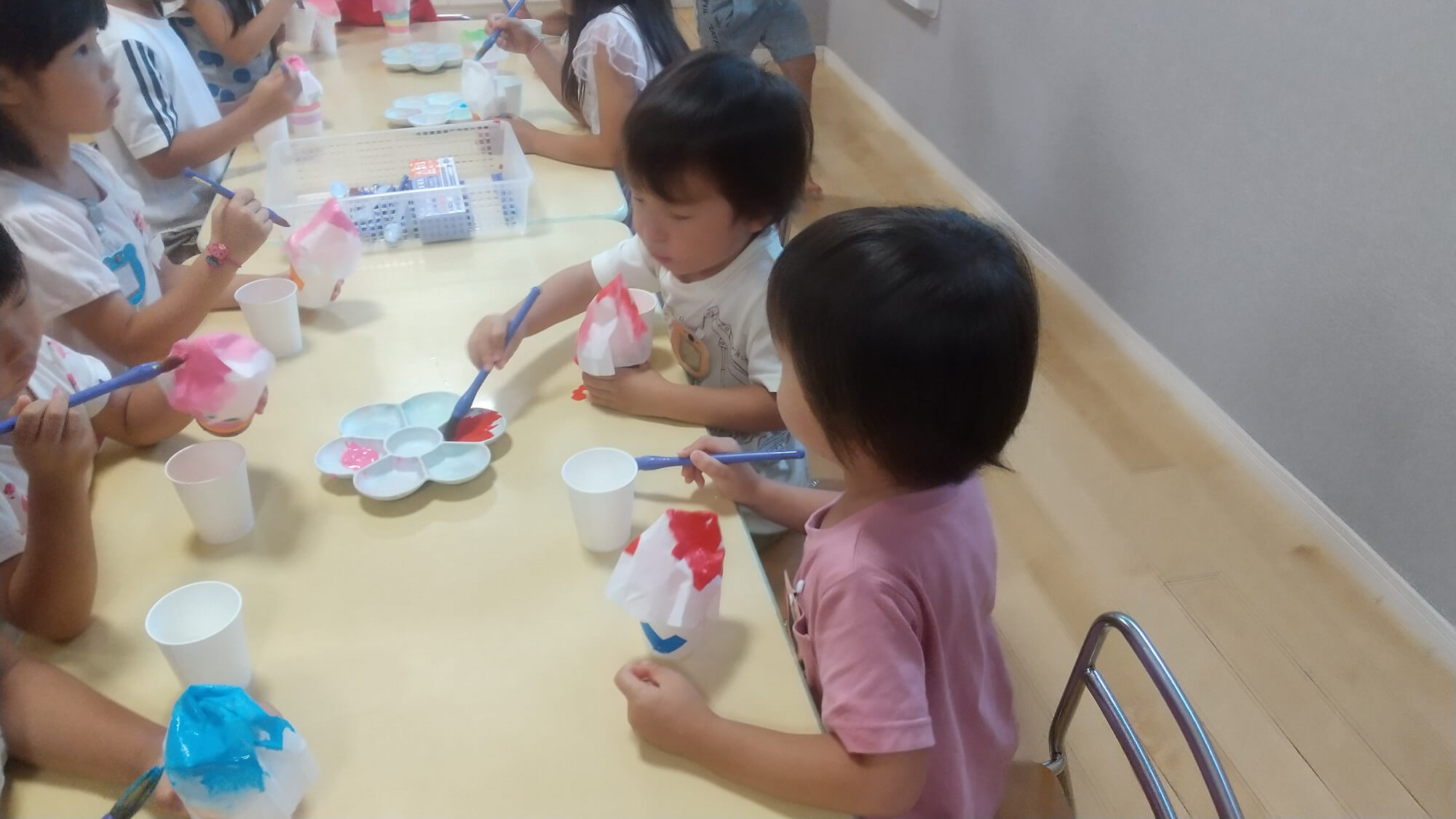 かき氷を作る子どもたち