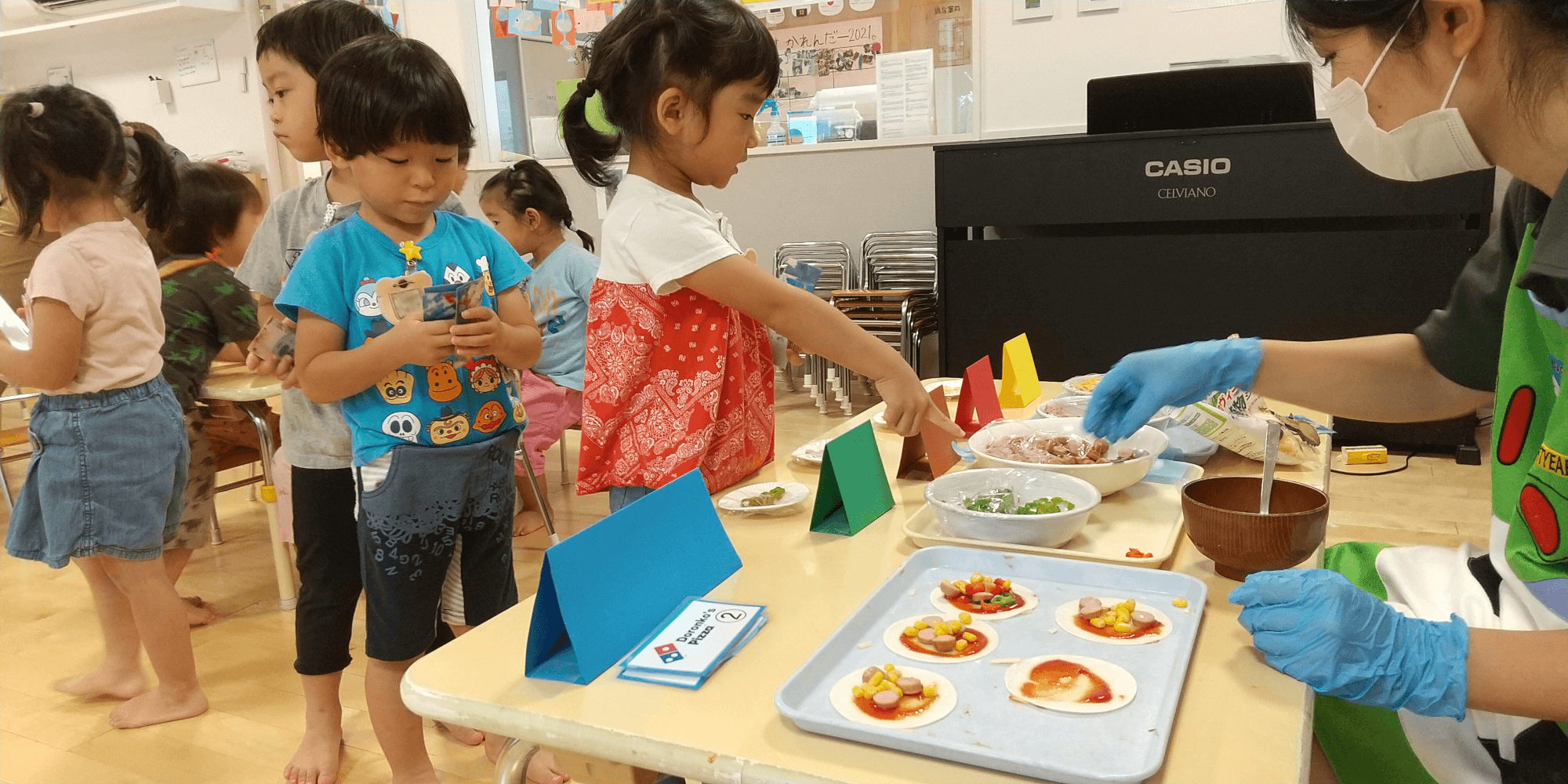 ピザを注文する子どもたち