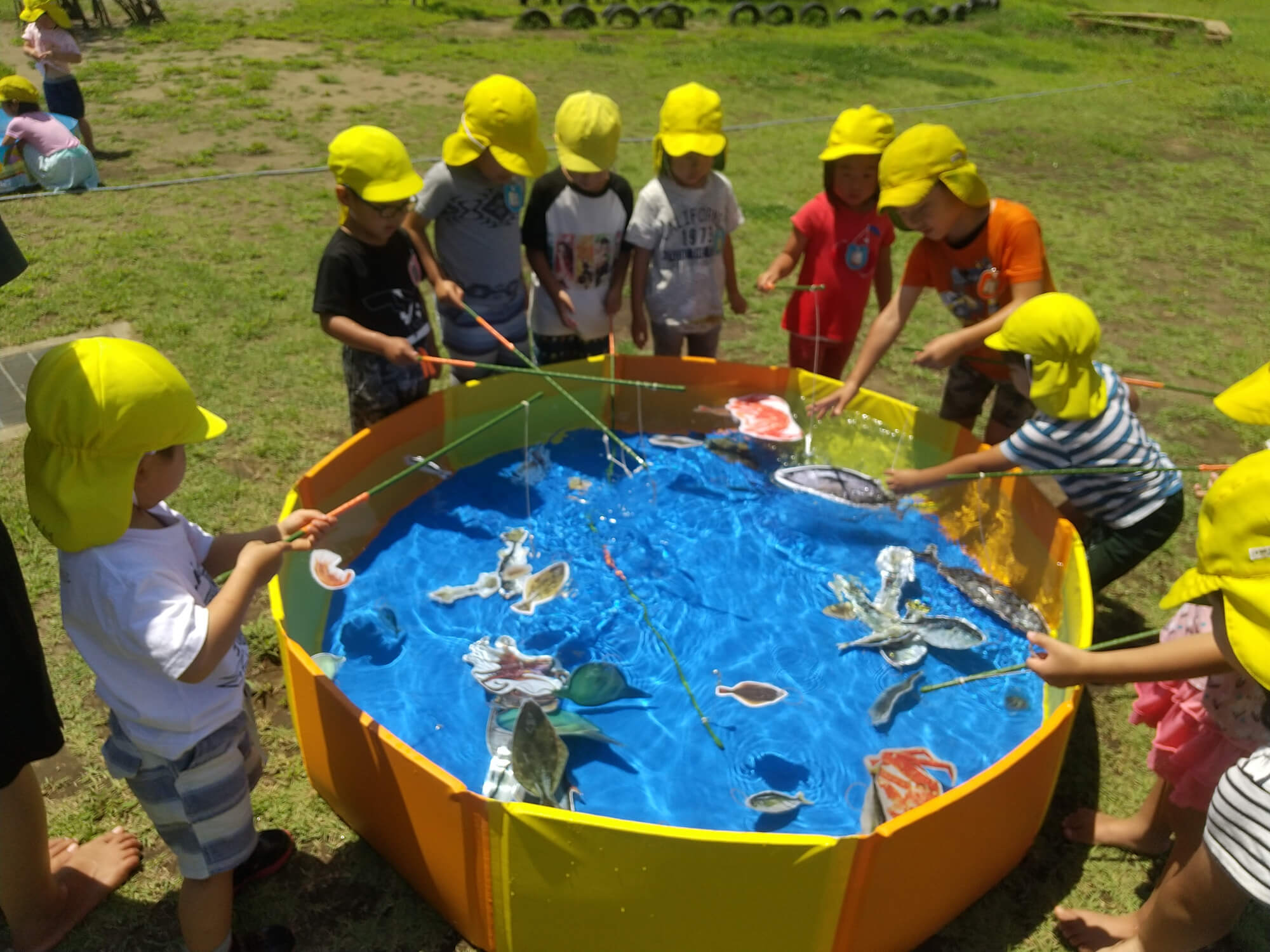 魚釣りコーナーで遊ぶ子どもたち