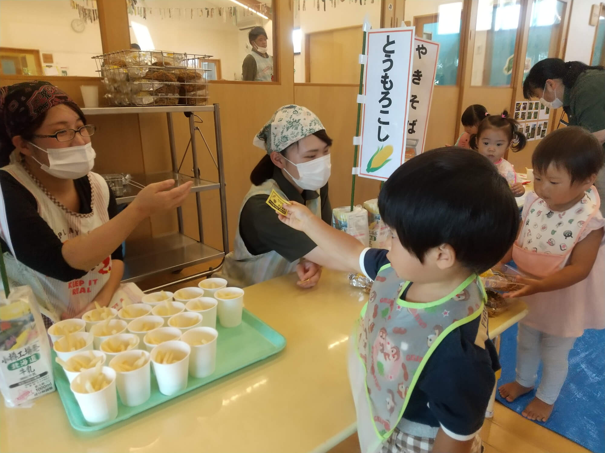 チケットを渡して食べ物を受け取る子ども