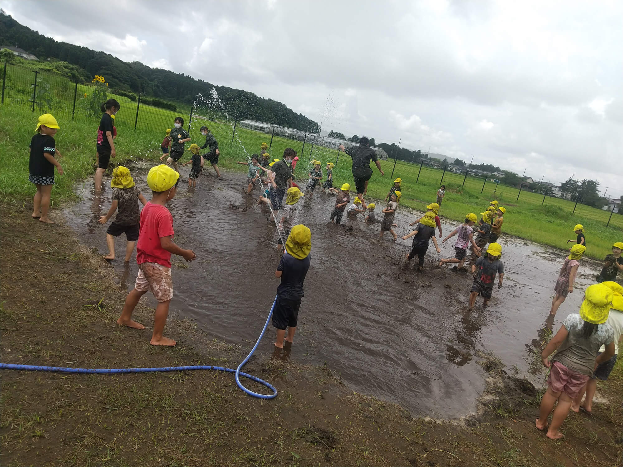 泥遊びをする子どもたち