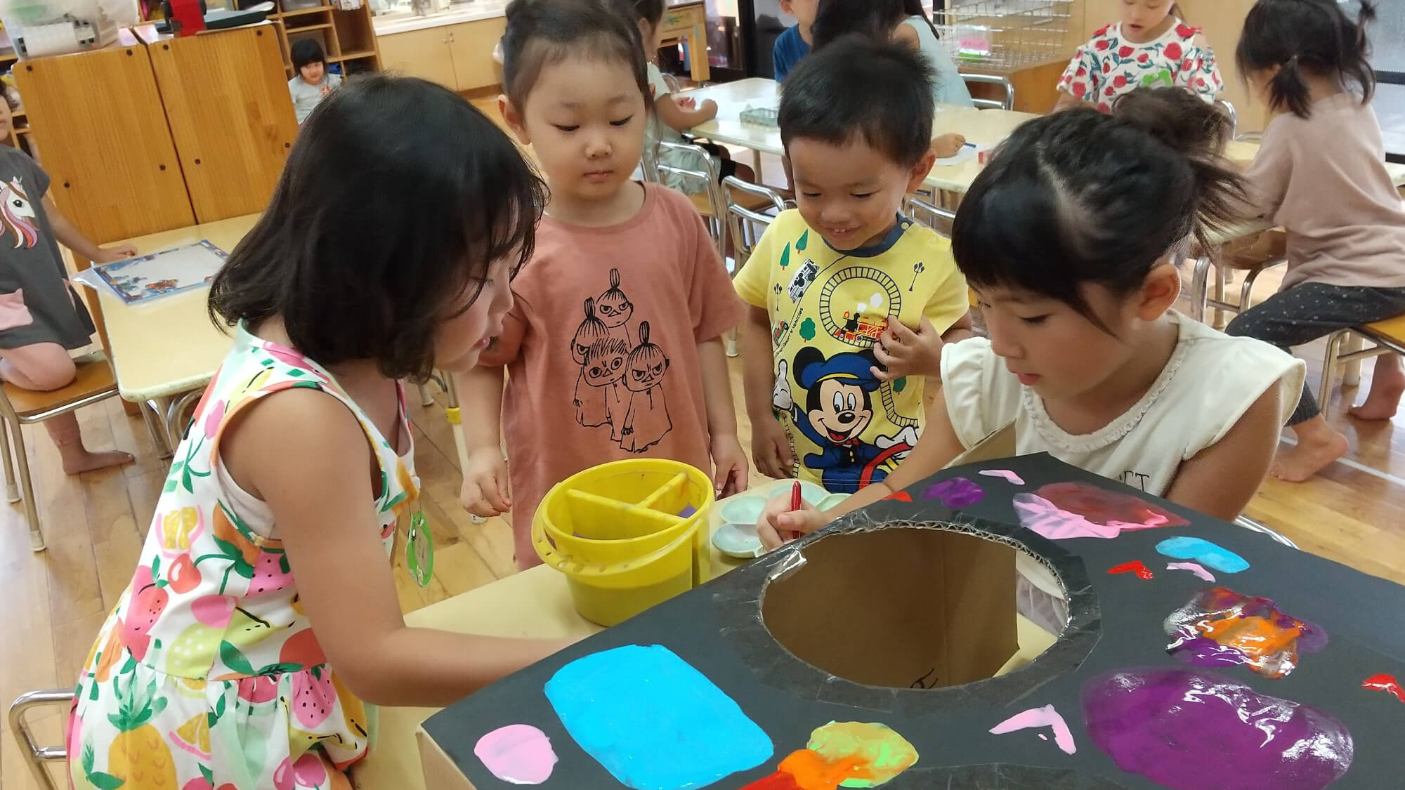 出店の準備をする子どもたち