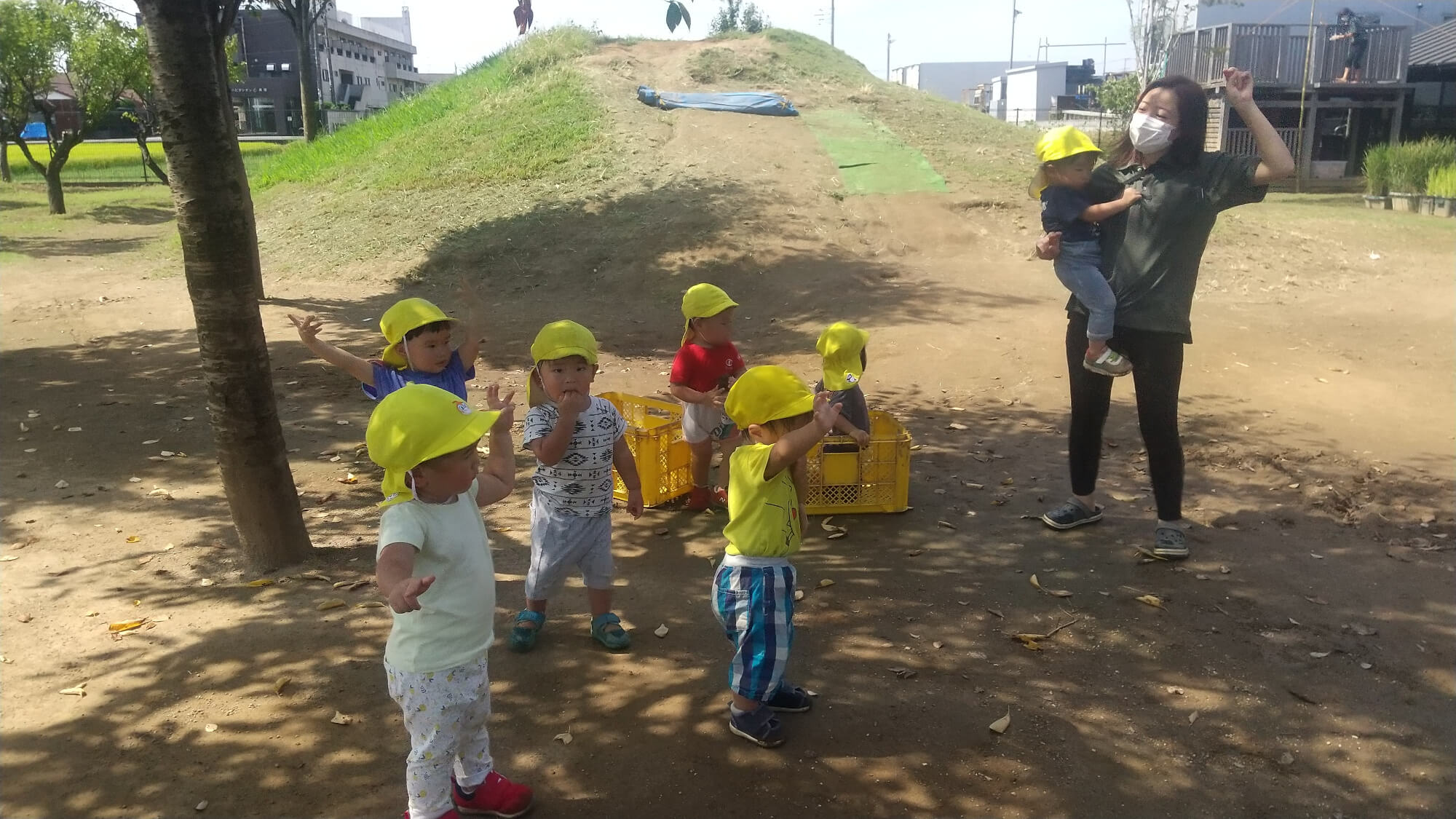  「エビカニクス音頭」を踊る子どもたち