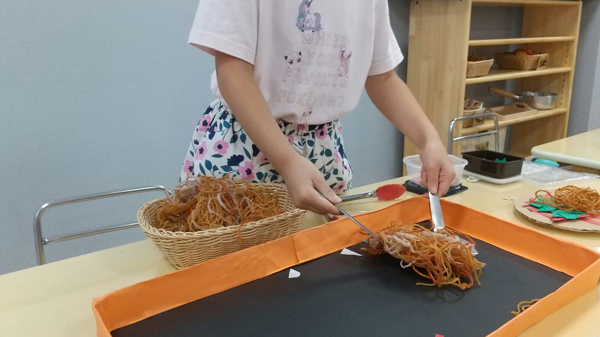 焼きそばを作る子ども