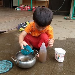 水遊びをする子ども