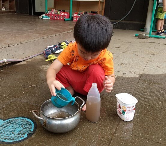 水遊びをする子ども