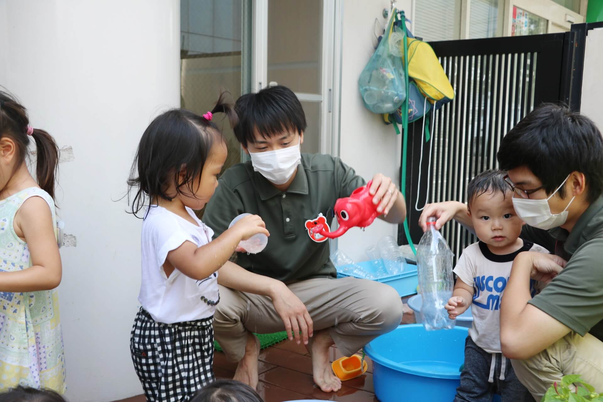 暑い日はテラスで水遊び