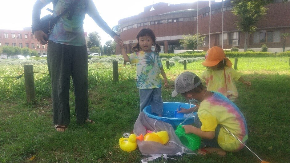 染めたTシャツを着ている子ども