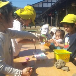 日高どろんこ保育園「子どもの興味から始まる保育」