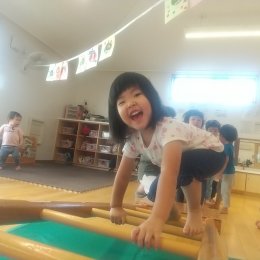 はしごを渡る子どもたち