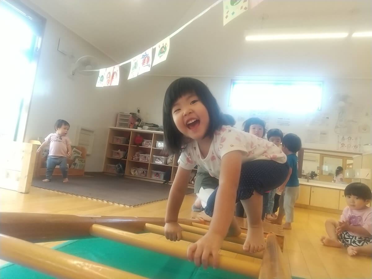 はしごを渡る子どもたち