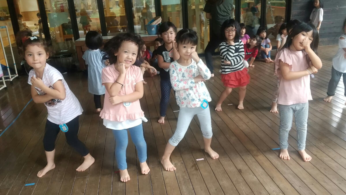 ダンスを披露する子どもたち