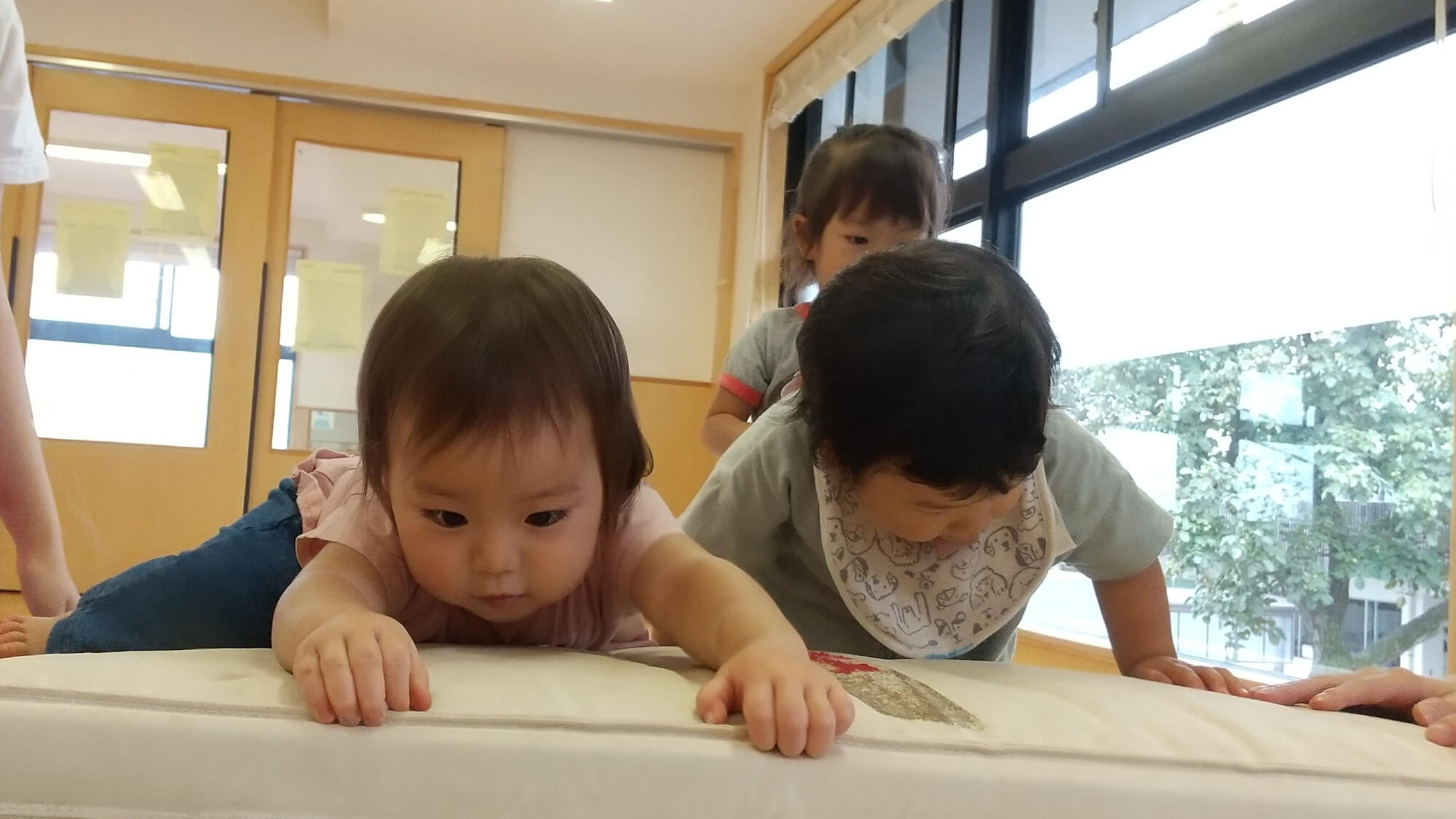 マット登りをする子どもたち