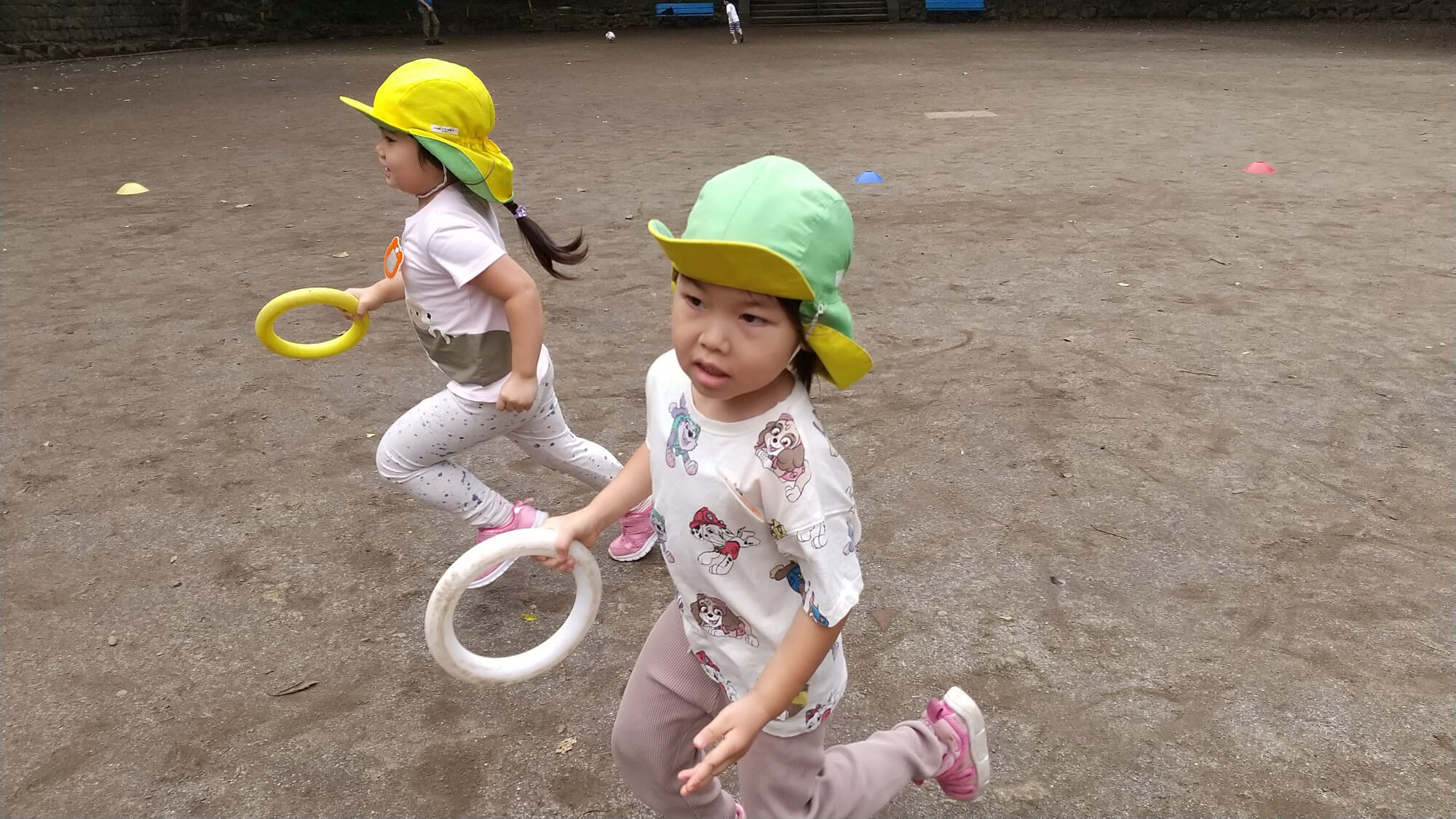 運動会に向けてリレー遊びをしている様子