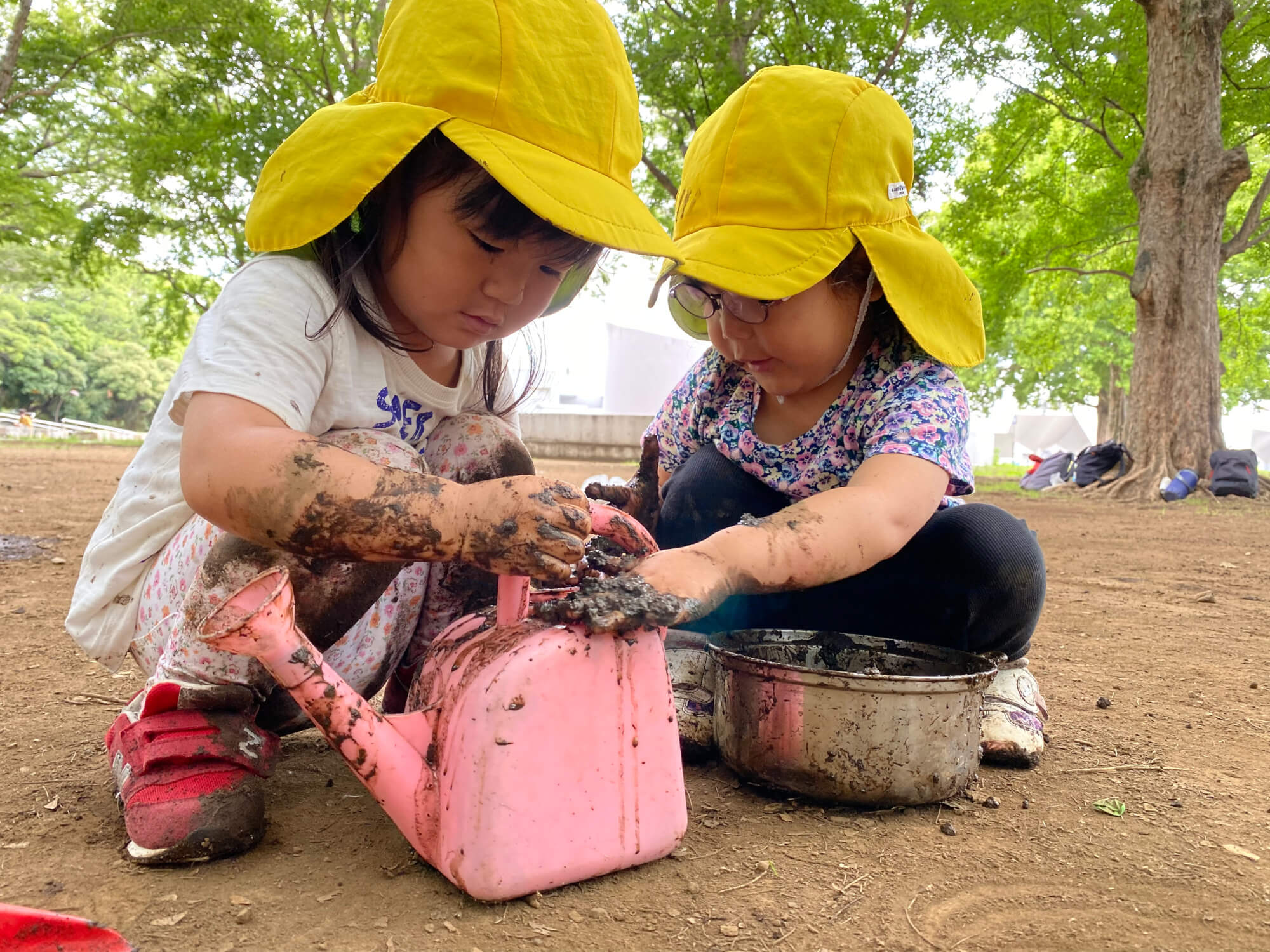 泥遊びをする子どもたち