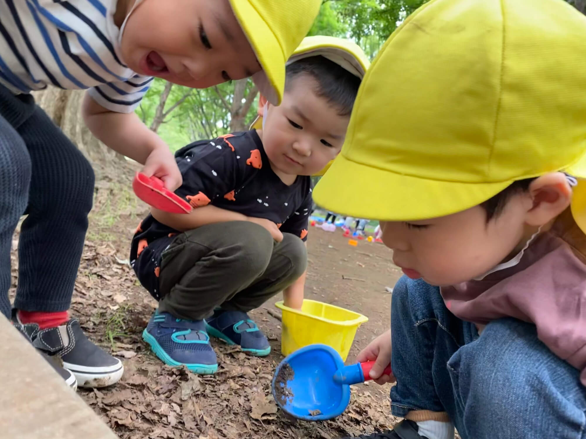 土を掘る子どもたち