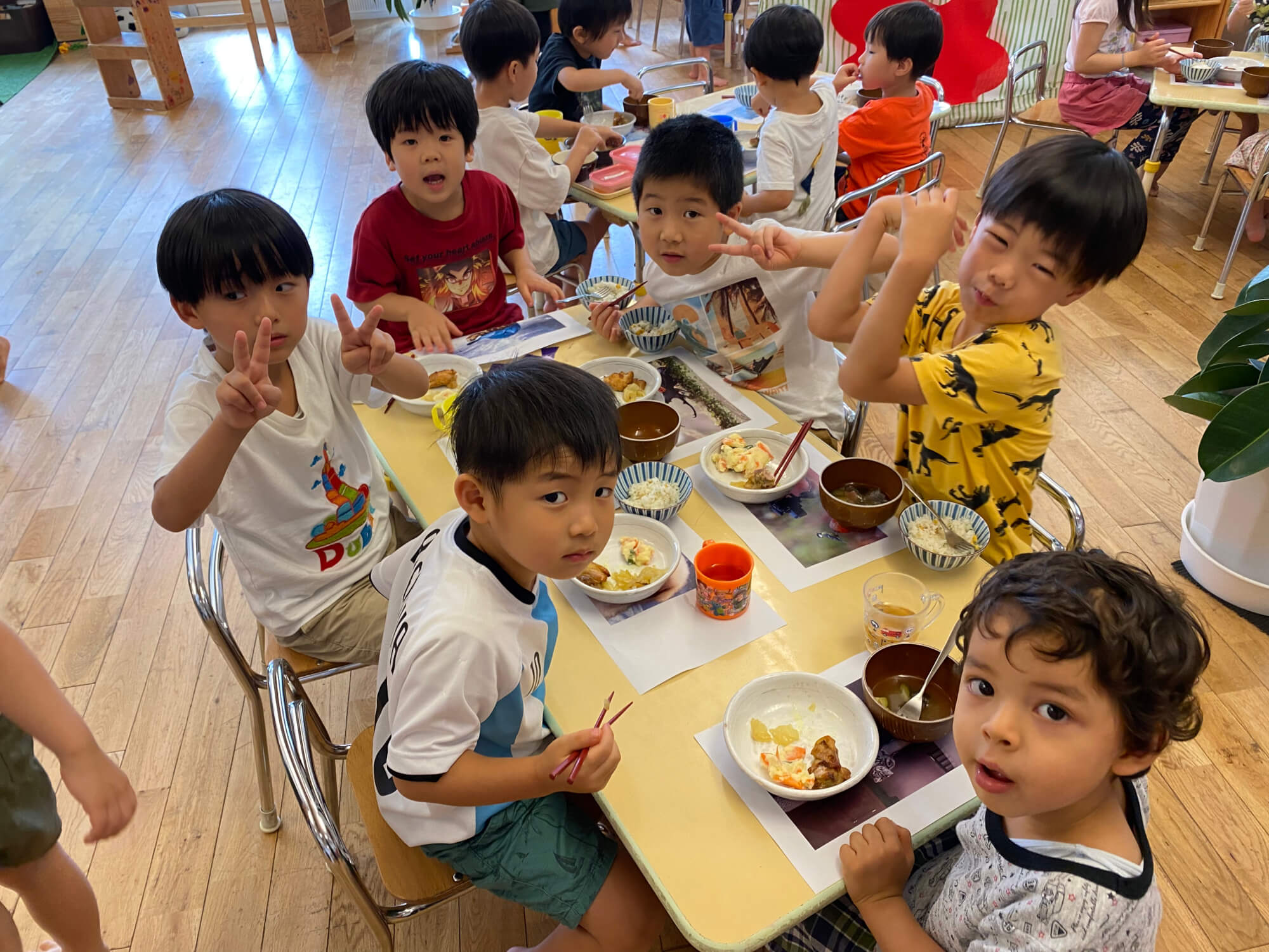 給食を食べる子どもたち