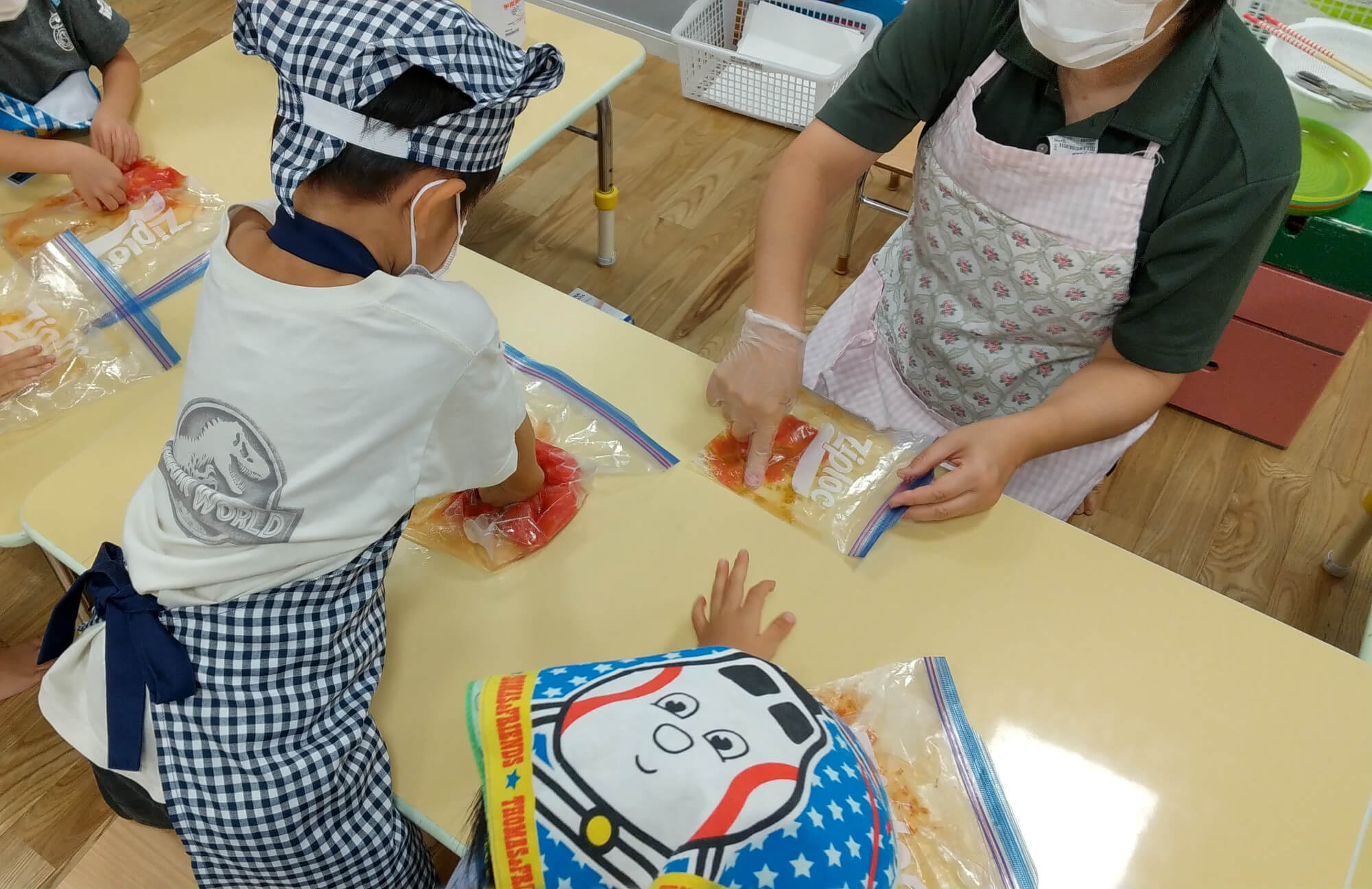 トマトを手で潰す様子