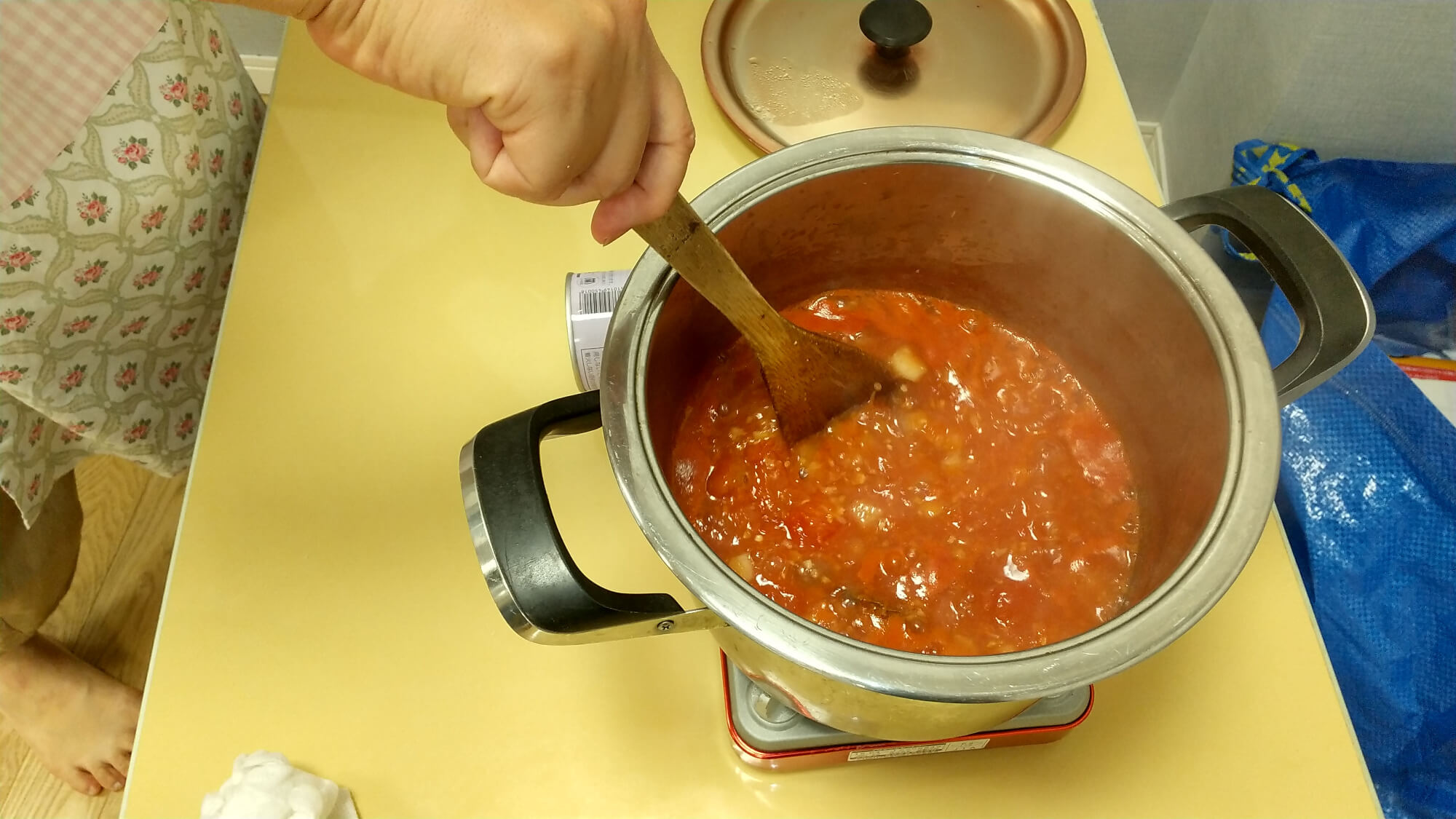 トマトを鍋で煮る様子