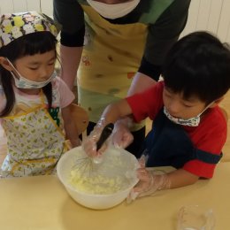 生地をこねる子どもたち