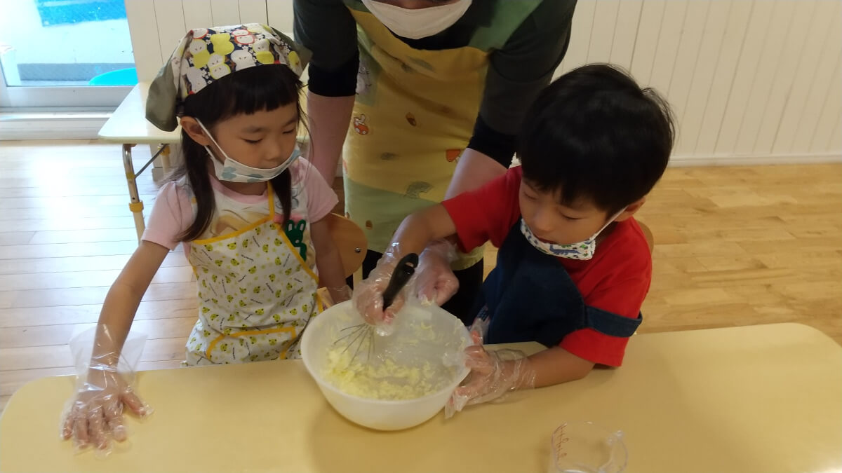 生地をこねる子どもたち