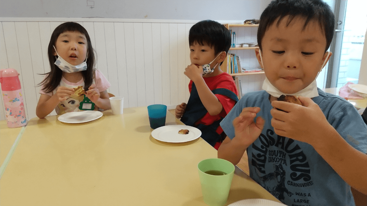 出来上がったクッキーを食べる子どもたち