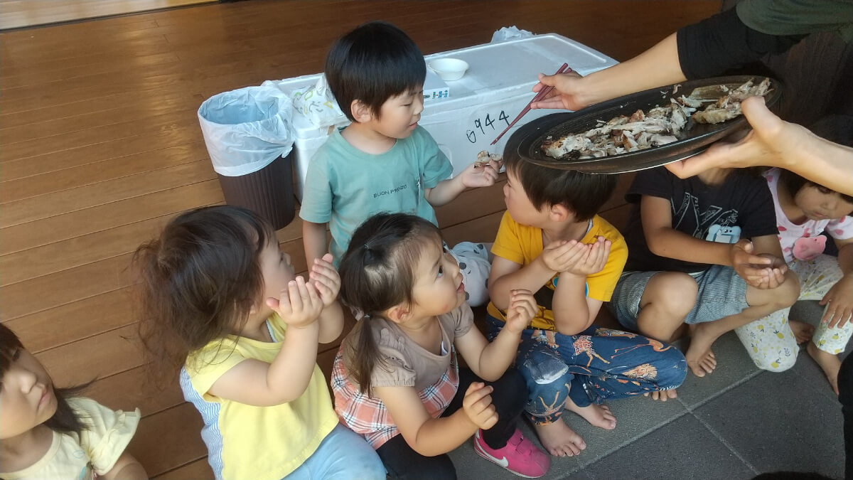 マグロを食べる子どもたち