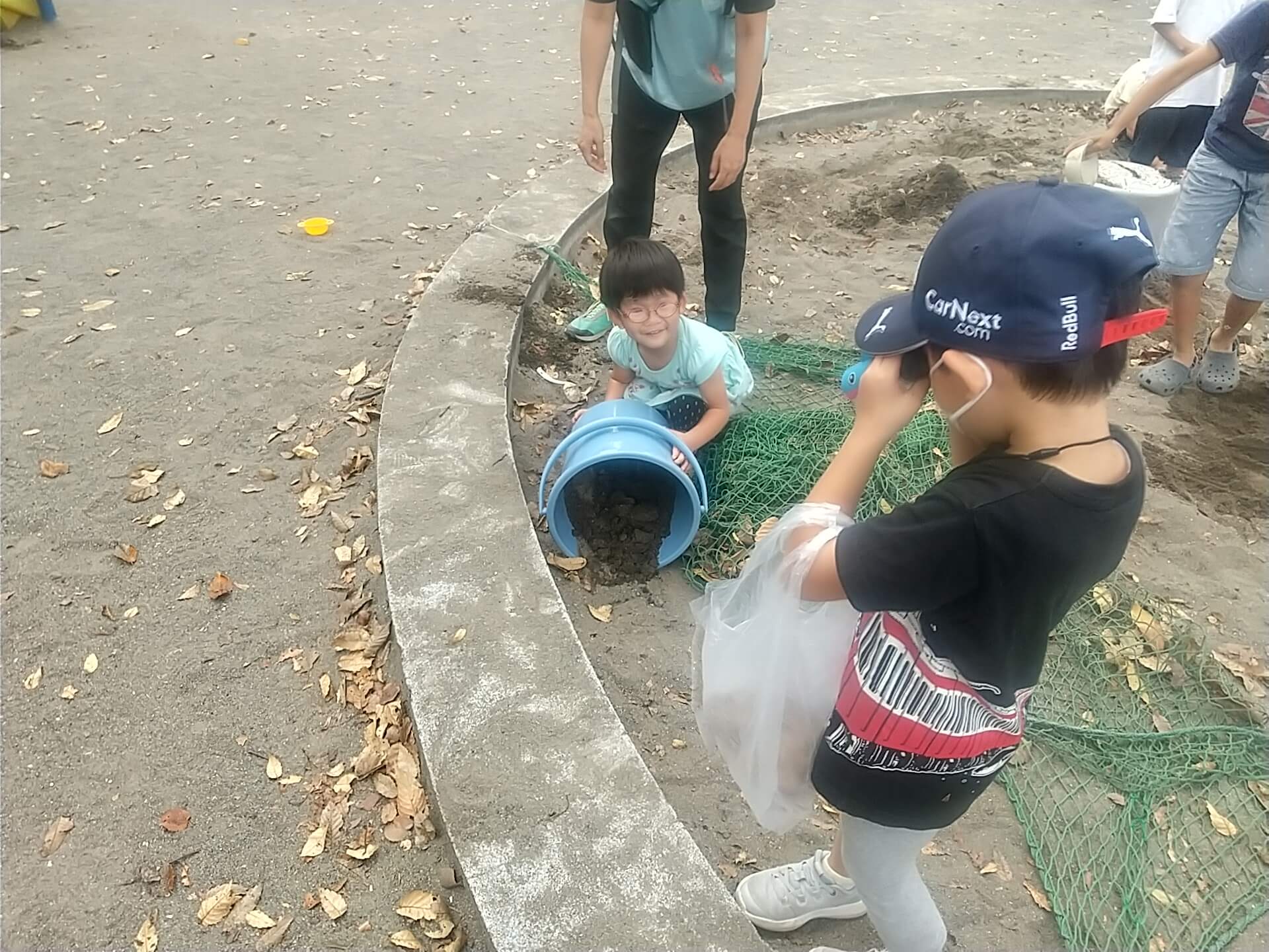 友達の様子を見守る子ども