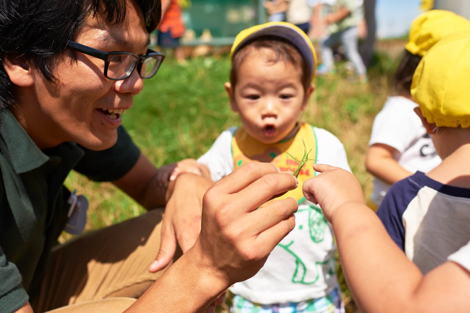 虫を見て驚く子ども