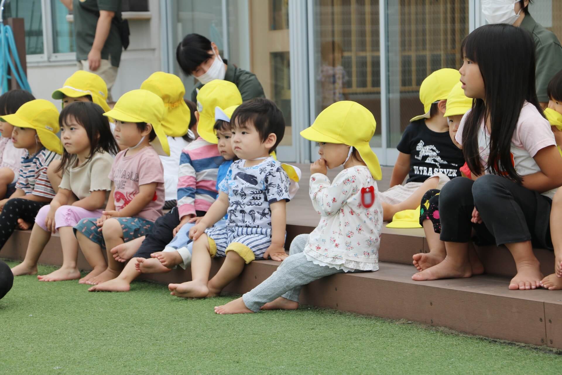 演奏に聞き入る子どもたち