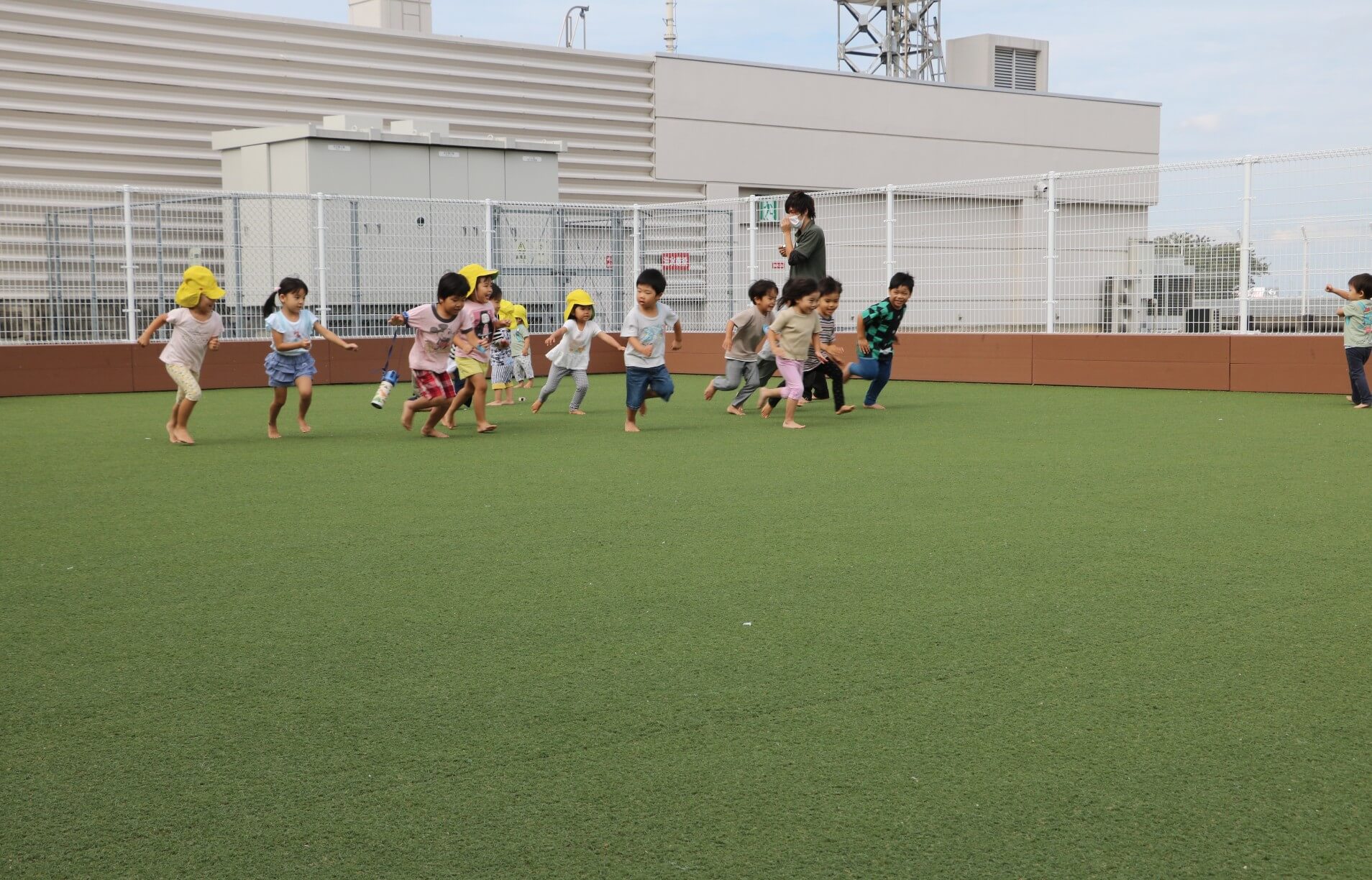 ビル内でも走り回れる園庭