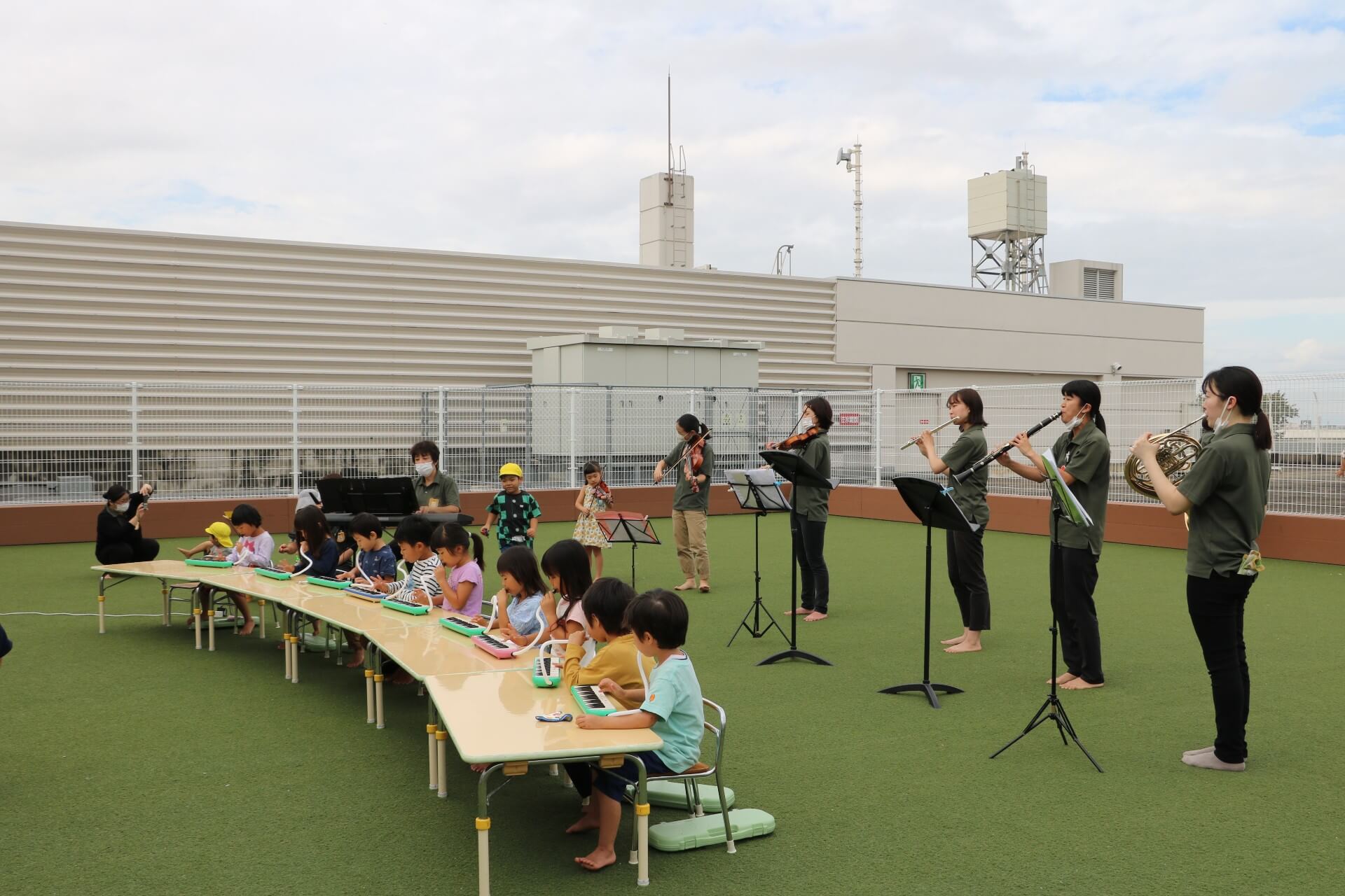 こめ組の子どもたちはピアニカを演奏