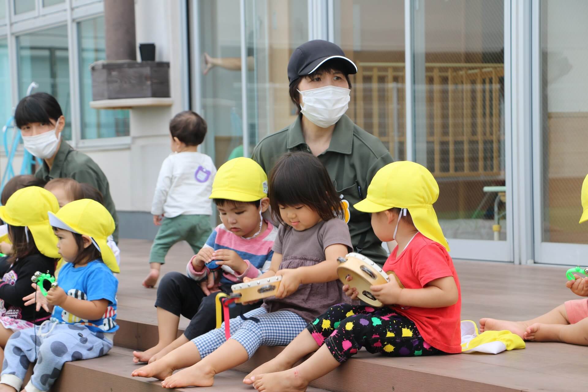 楽器に興味を持つ子どもたち