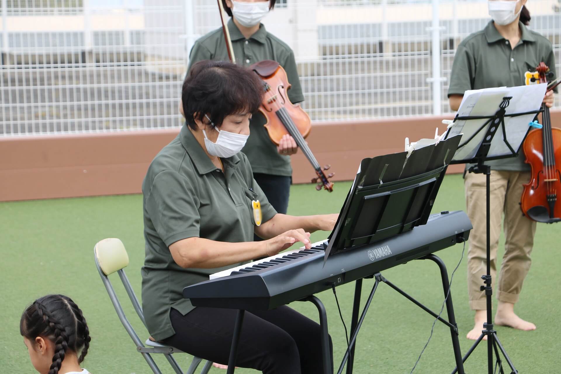 音楽指導を担当する龍見さん