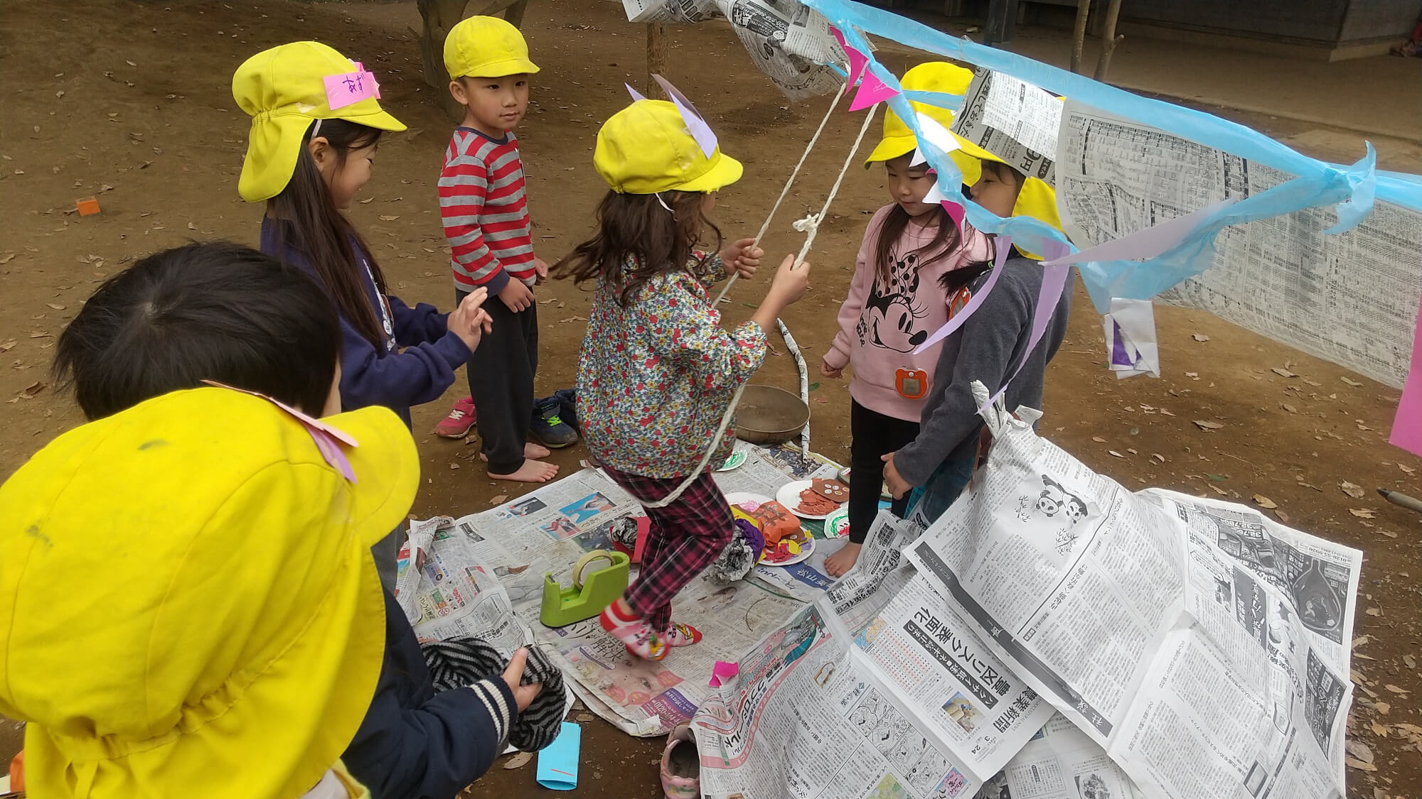 外で遊ぶ子どもたちの様子