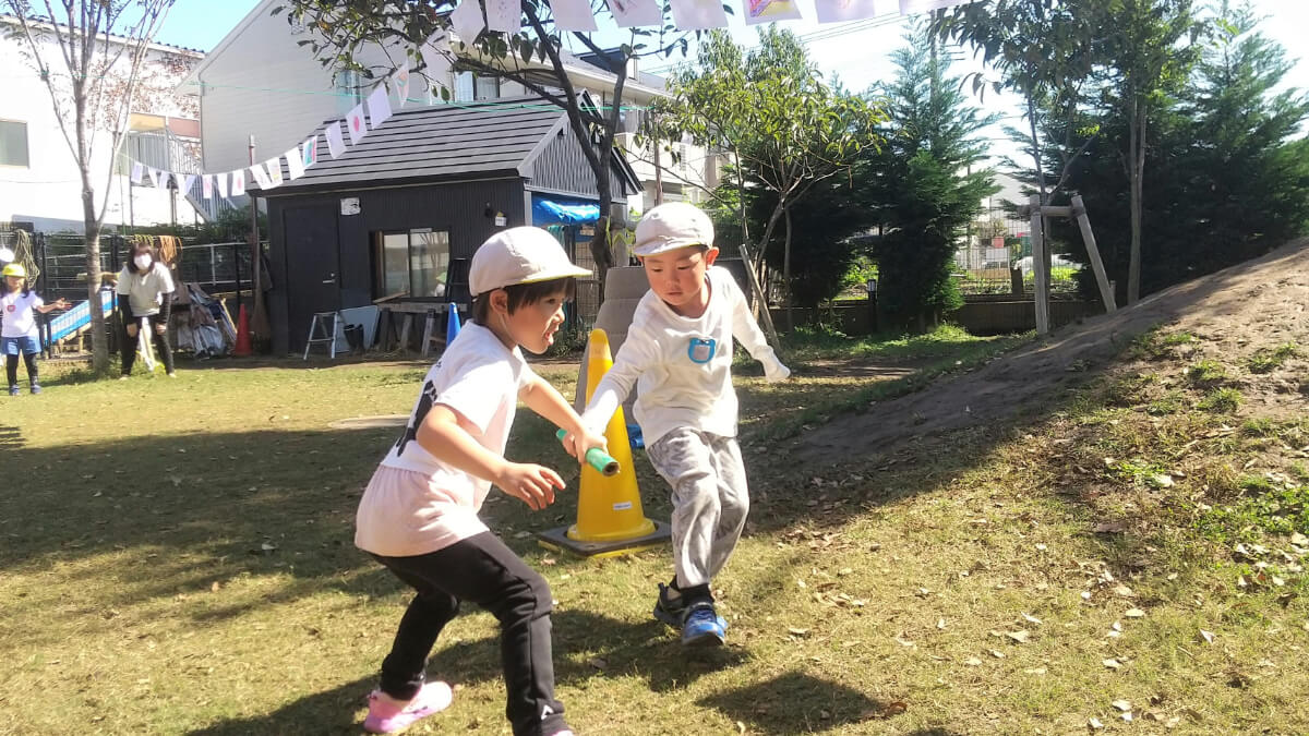 リレーをする子どもたち