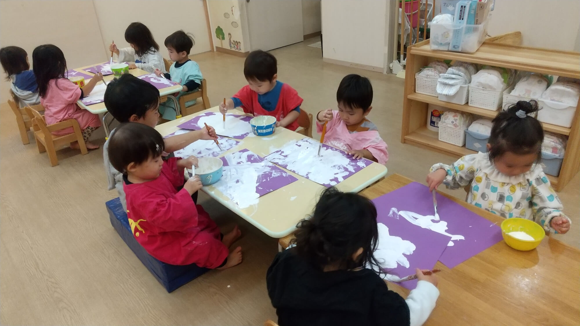 絵の具遊びをする子どもたち