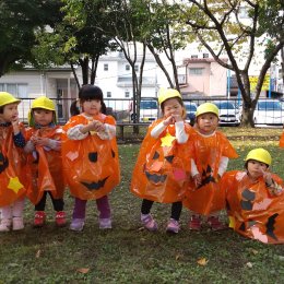 ハロウィンの衣装をきた子どもたち