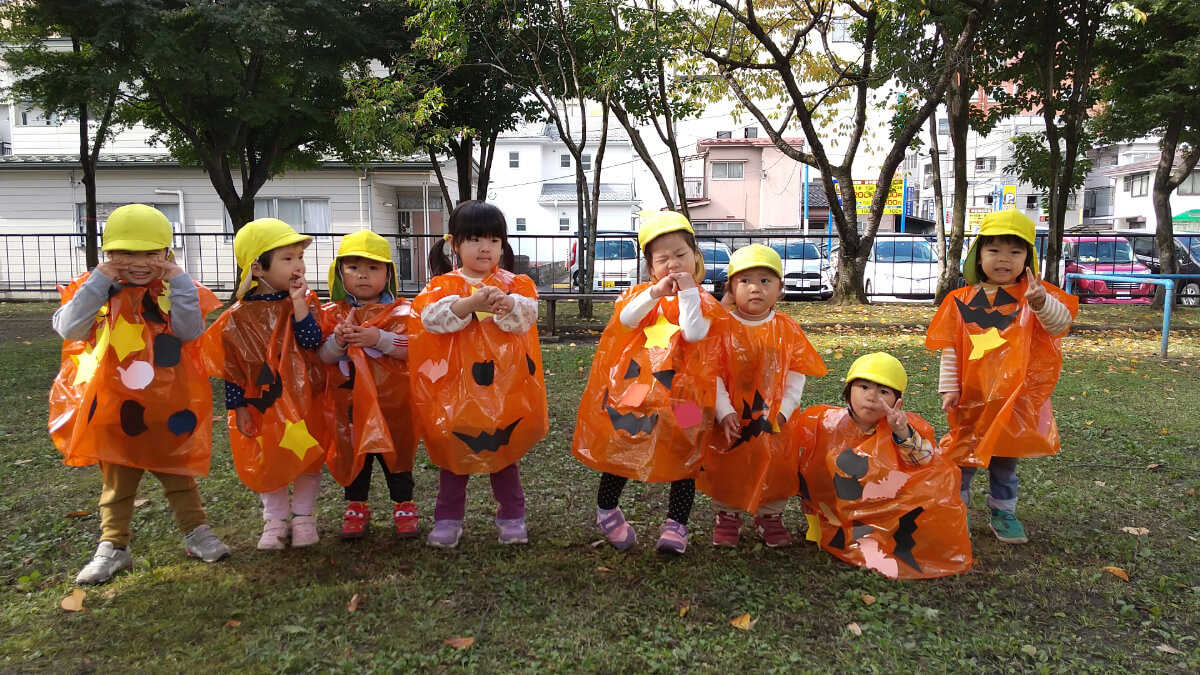 ハロウィンの衣装をきた子どもたち